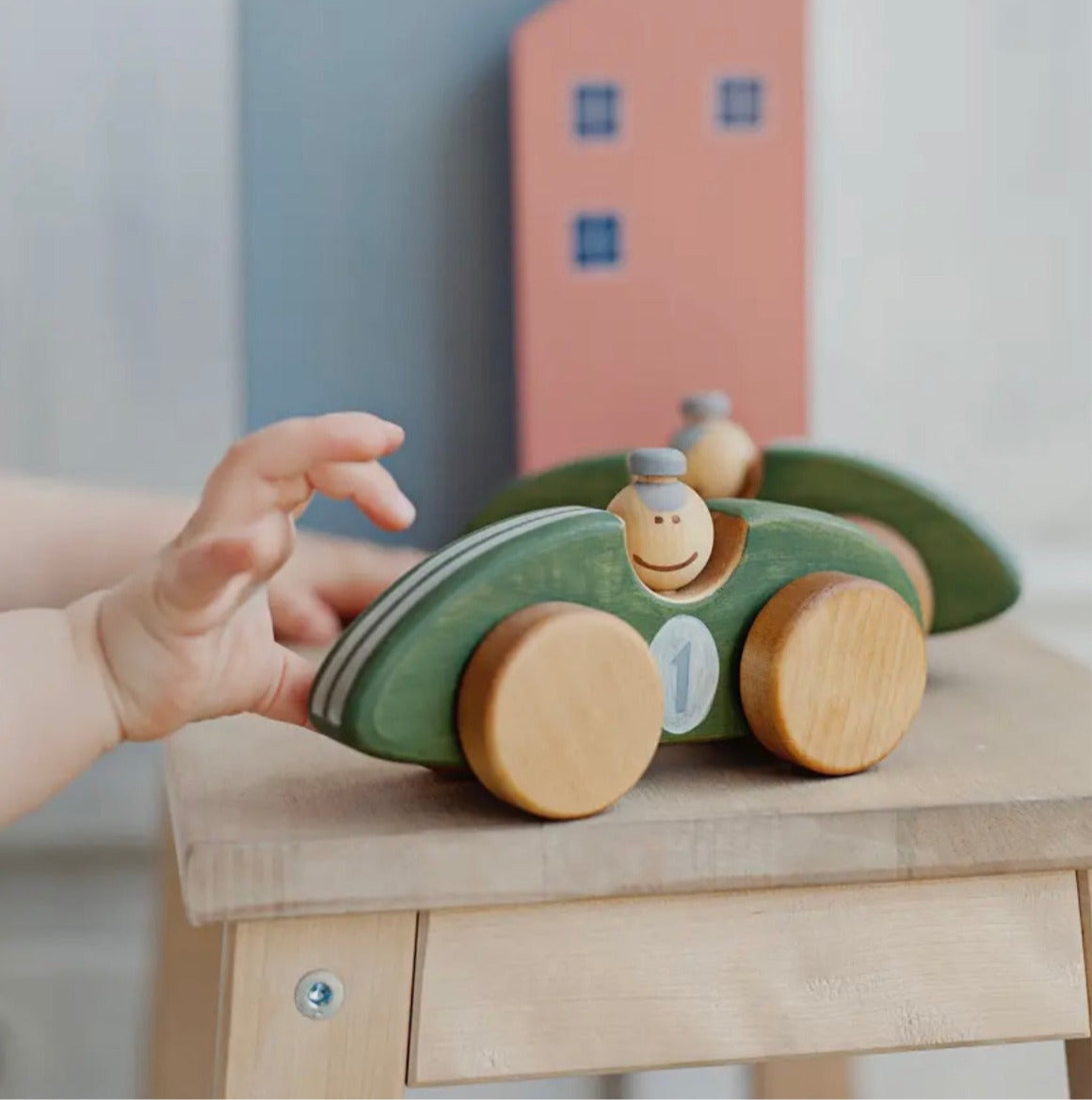 Grünes Rennwagen-Holzspielzeug