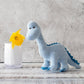 Gestrickte Bio-Baumwoll-Baby-Rassel Diplodocus Dinosaurier in Blau