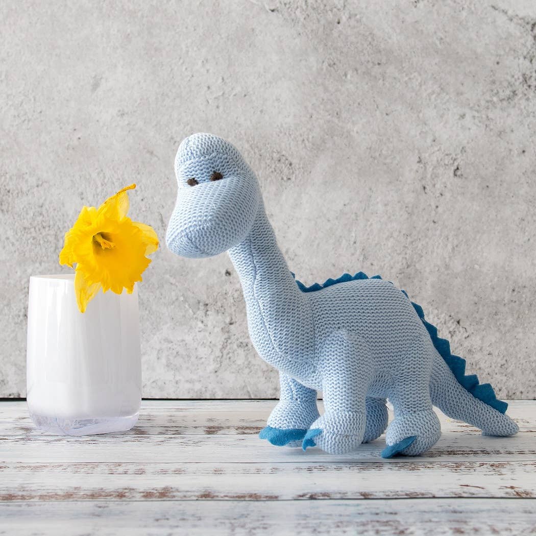 Gestrickte Bio-Baumwoll-Baby-Rassel Diplodocus Dinosaurier in Blau