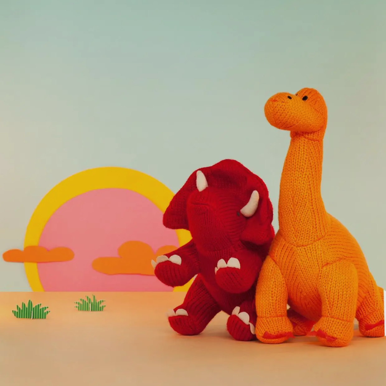 Orange Diplodocus gestrickt aus Bio-Baumwolle
