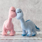 Rosa Diplodocus Babyrassel – Bio-Baumwolle, ab Geburt