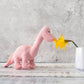 Rosa Diplodocus Babyrassel – Bio-Baumwolle, ab Geburt